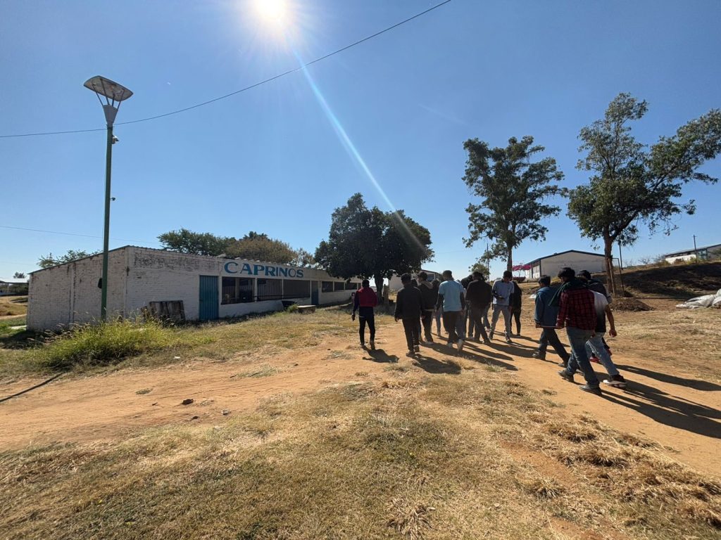 Visita guiada para el Bachillerato integral comunitario No. 36 de El Carrizal, Santa Cruz Zenzontepec, Sola de Vega, Oaxaca.